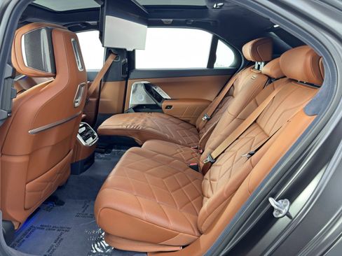 Used 2023 BMW i7 xDrive60 image 54