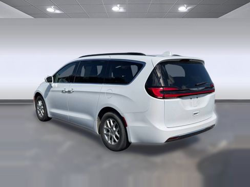 Used 2022 Chrysler Pacifica Touring-L FWD image 3