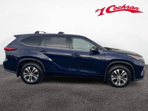 Used 2021 Toyota Highlander XLE AWD/4WD image 32