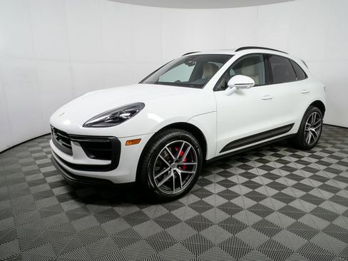 Certified 2022 Porsche Macan S AWD/4WD image 2