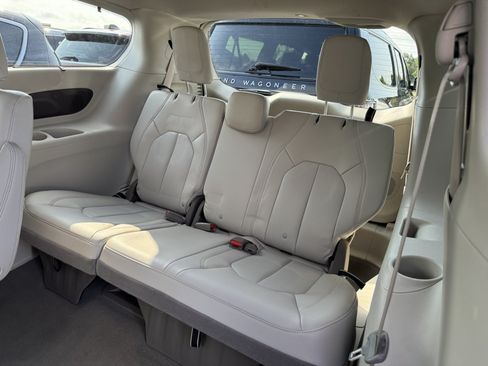 Used 2021 Chrysler Pacifica Touring-L w/ Premium & Safety Sphere Group AWD/4WD image 16