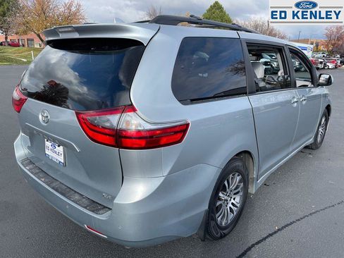 Used 2020 Toyota Sienna XLE image 28