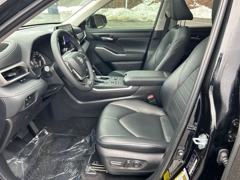 Used 2024 Toyota Highlander XLE image 17