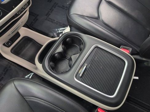 Used 2023 Chrysler Pacifica Touring-L image 23