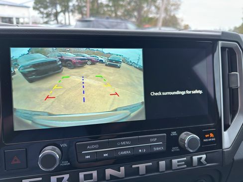 Used 2025 Nissan Frontier SV image 17