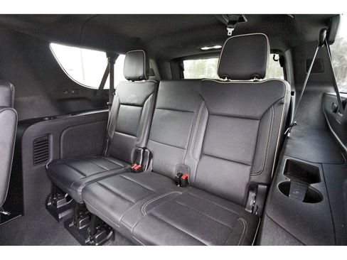 Used 2024 GMC Yukon XL SLT w/ SLT Luxury Package image 7