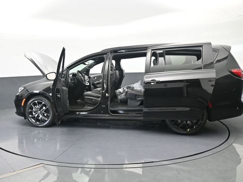 New 2026 Chrysler Pacifica Select w/ S Appearance Package image 76