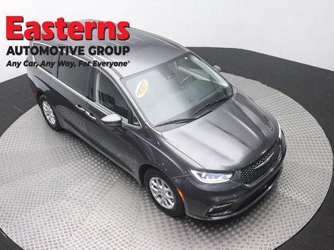 Used 2023 Chrysler Pacifica Touring-L FWD image 3