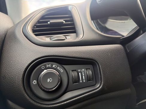 Used 2022 Jeep Renegade Latitude w/ Convenience Group AWD/4WD image 18