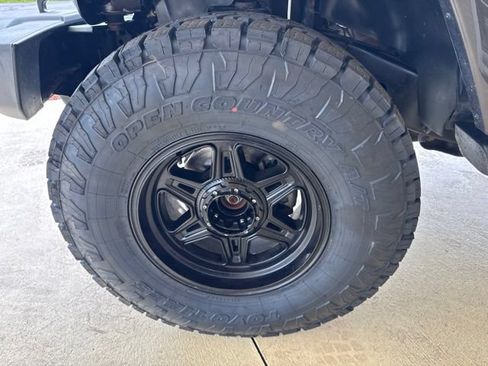 Used 2018 Jeep Wrangler Unlimited Sahara w/ Connectivity Group AWD/4WD image 32