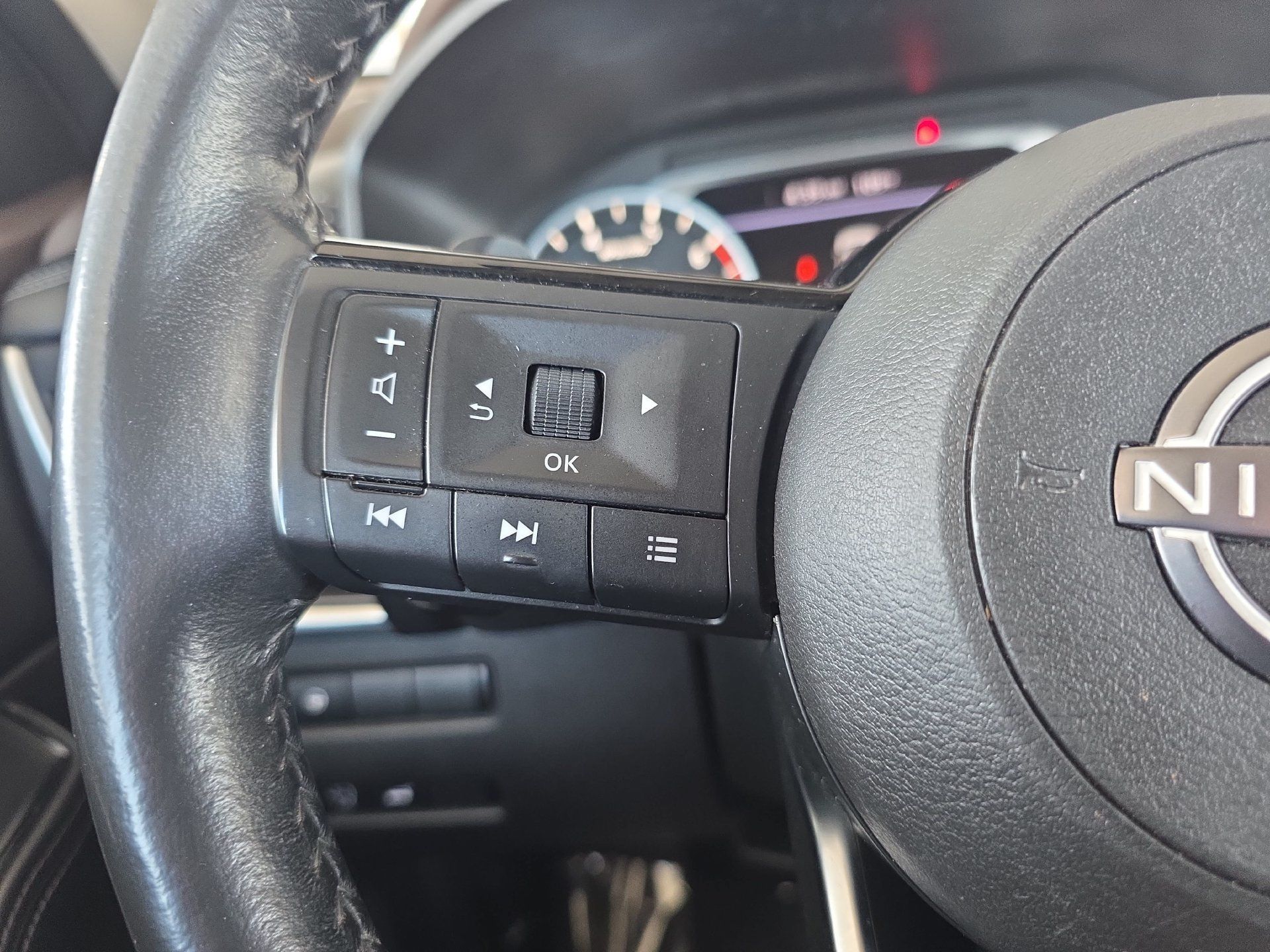 Used 2023 Nissan Rogue SV w/ SV Premium B Package FWD image 17