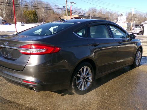 Used 2017 Ford Fusion SE w/ Fusion SE Technology Package image 6