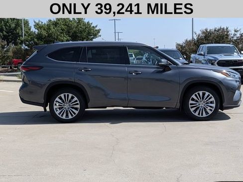 Used 2024 Toyota Highlander Platinum AWD/4WD image 4