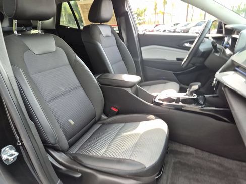 Used 2025 Chevrolet Trax LT w/ LT Convenience Package FWD image 31