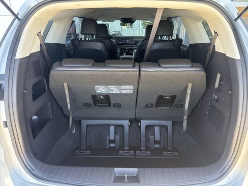 Used 2022 Kia Carnival LX FWD image 22
