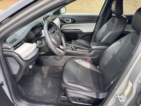 Used 2023 Jeep Compass Limited image 9