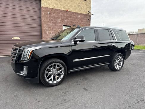 Used 2018 Cadillac Escalade Platinum AWD/4WD image 3