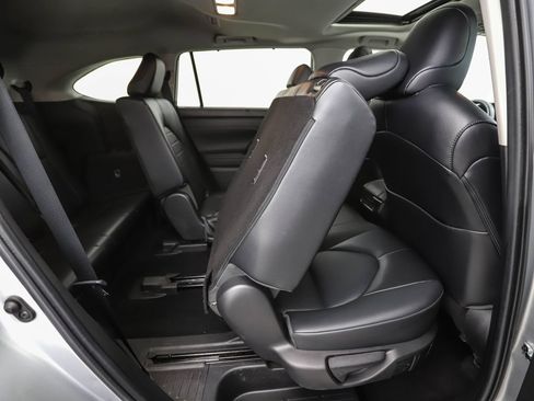 Used 2022 Toyota Highlander XLE AWD/4WD image 30