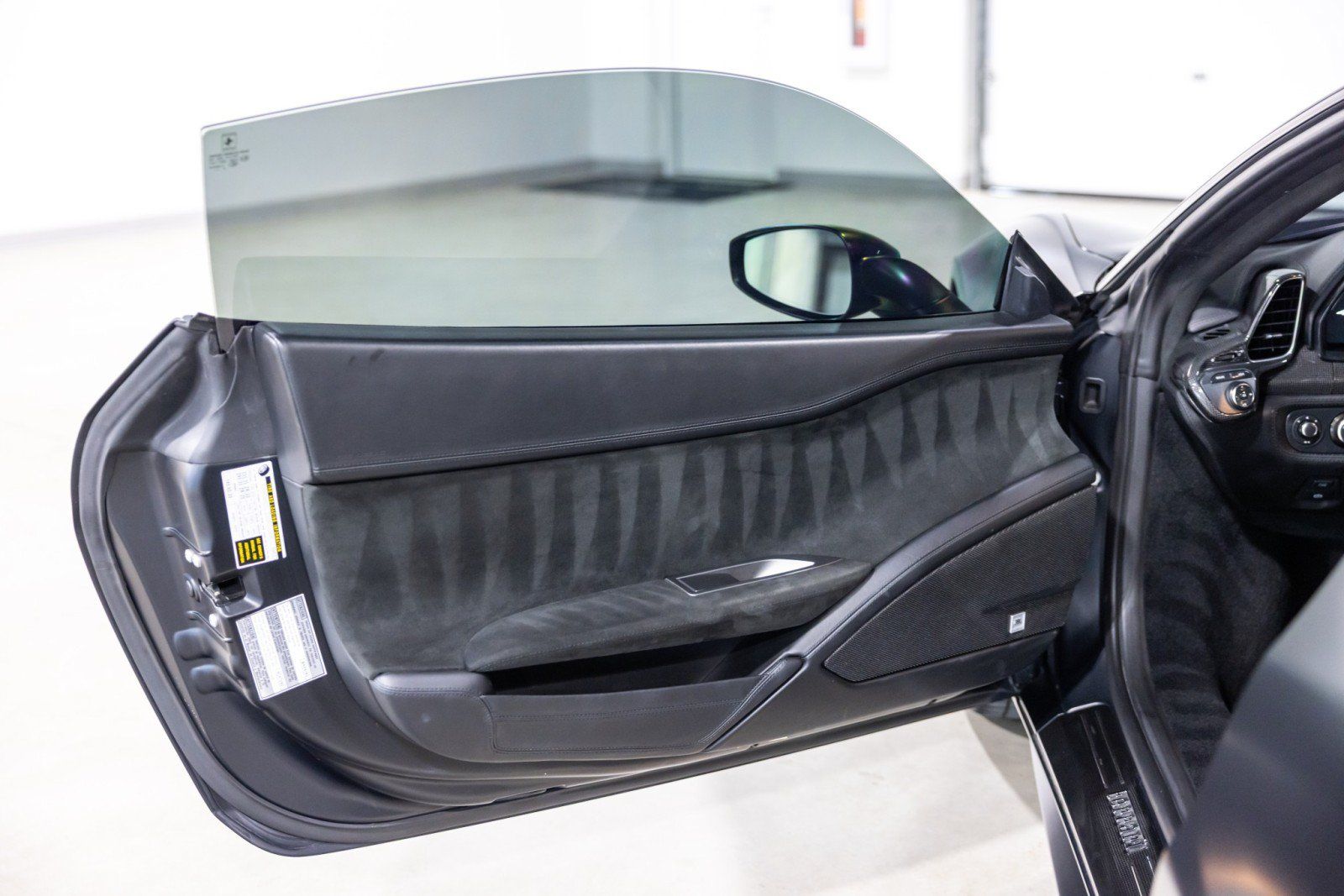 Used 2011 Ferrari 458 Italia Coupe RWD image 28