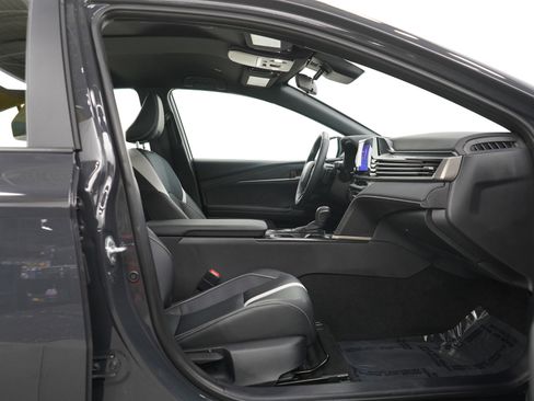 Used 2025 Toyota Camry SE image 10