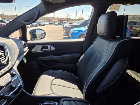 New 2026 Chrysler Pacifica Limited image 24