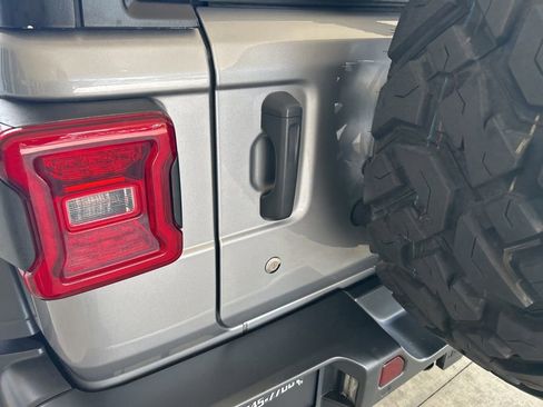 Used 2018 Jeep Wrangler Unlimited Sport S AWD/4WD image 15
