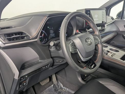 Used 2022 Toyota Sienna XSE AWD/4WD image 9