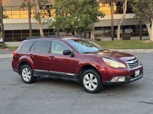 Used 2011 Subaru Outback 2.5i Premium w/ All-Weather Pkg AWD/4WD image 6
