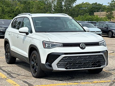 New 2025 Volkswagen Taos SE image 7