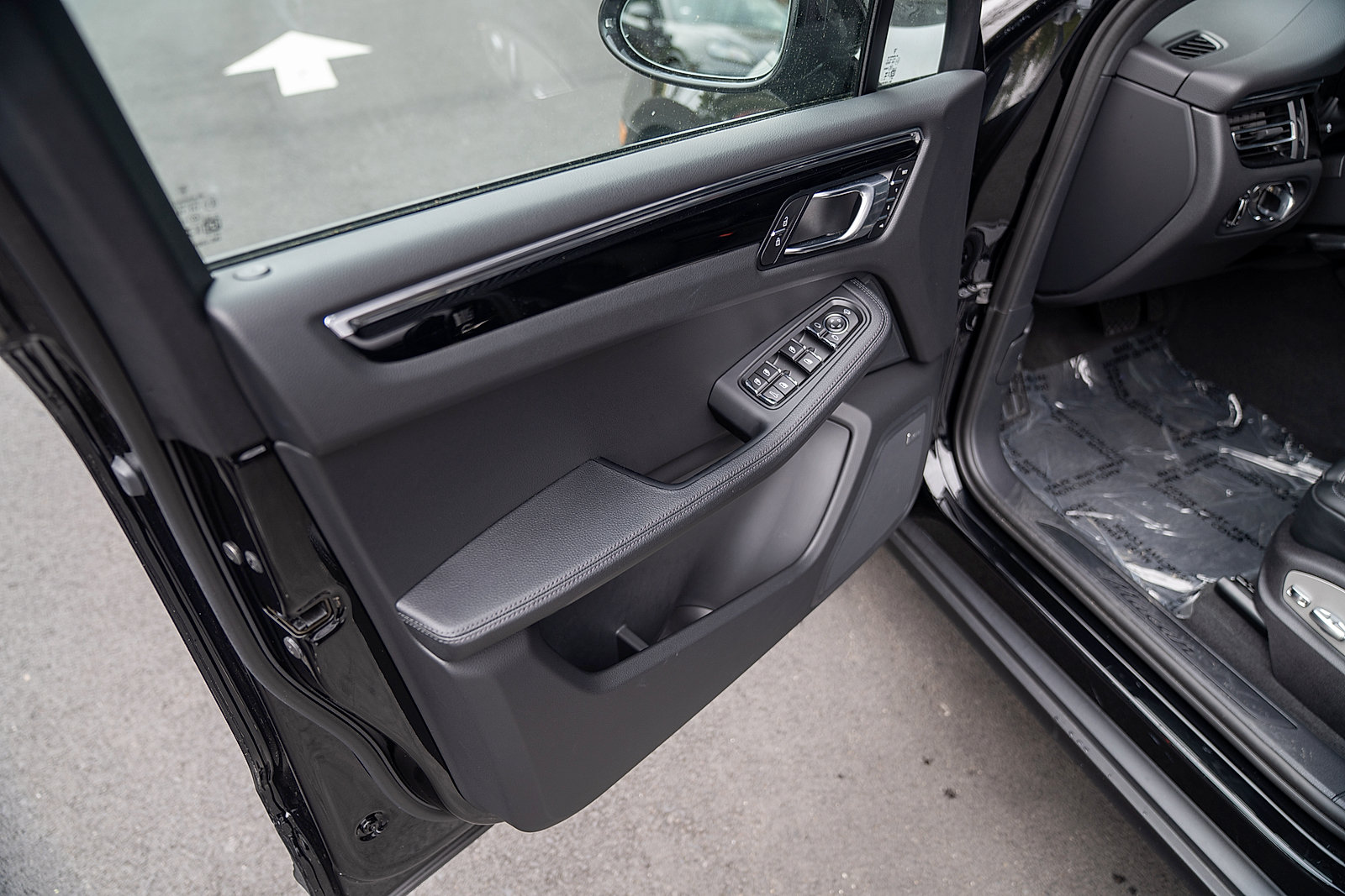 Certified 2026 Porsche Macan AWD/4WD image 16