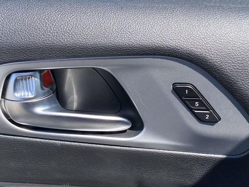 Used 2025 Chrysler Pacifica Limited FWD image 17