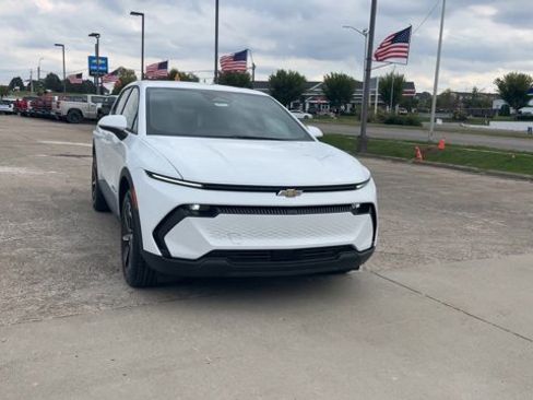 New 2026 Chevrolet Equinox EV LT image 3