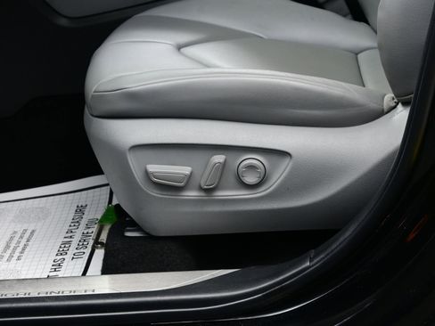 Used 2022 Toyota Highlander XLE image 11