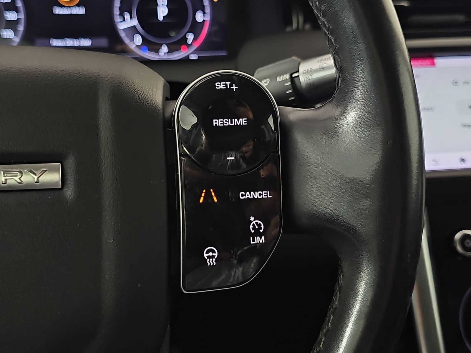 Used 2020 Land Rover Discovery Sport SE AWD/4WD image 18