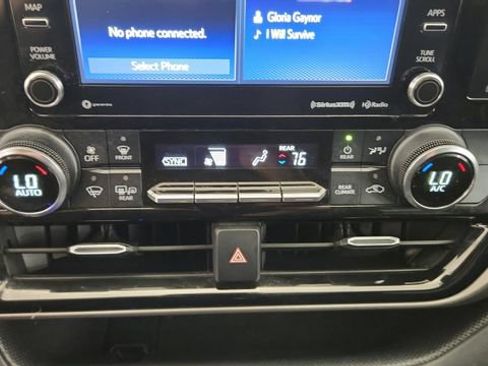 Used 2022 Toyota Highlander LE FWD image 17