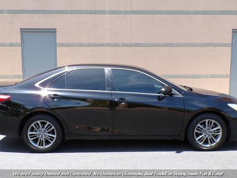 Used 2017 Toyota Camry SE FWD image 8