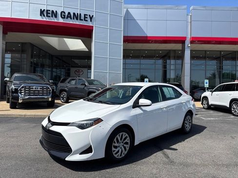 Used 2018 Toyota Corolla LE FWD image 1