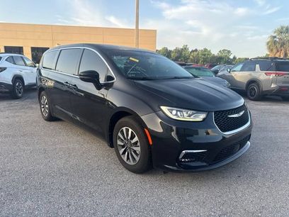 Used 2022 Chrysler Pacifica Touring-L w/ Uconnect Theater Family Group