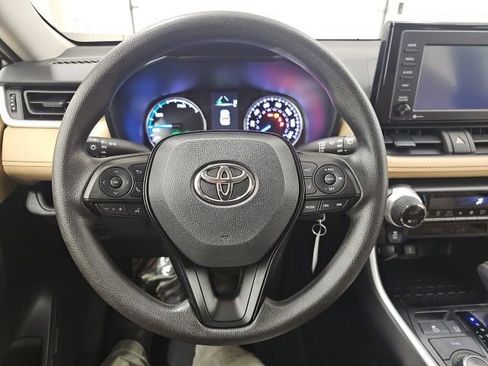 Used 2021 Toyota RAV4 LE image 18