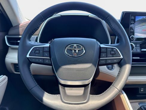 Used 2022 Toyota Highlander XLE FWD image 27