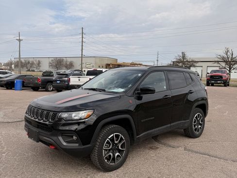 Used 2025 Jeep Compass Trailhawk image 1