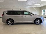 Used 2017 Chrysler Pacifica Limited image 4
