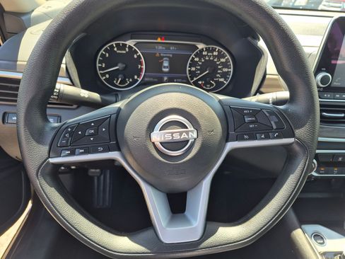 Used 2025 Nissan Altima 2.5 SV FWD image 18