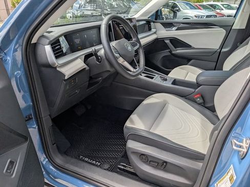 Certified 2025 Volkswagen Tiguan SE w/ Panoramic Sunroof Package AWD/4WD image 11