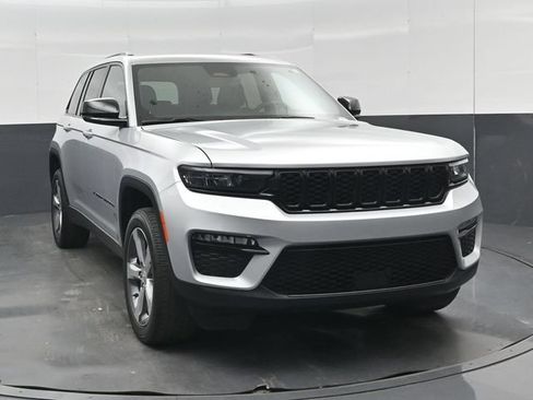 Used 2025 Jeep Grand Cherokee Limited w/ Black Appearance Package AWD/4WD image 36