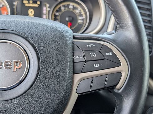 Used 2017 Jeep Cherokee Latitude image 32