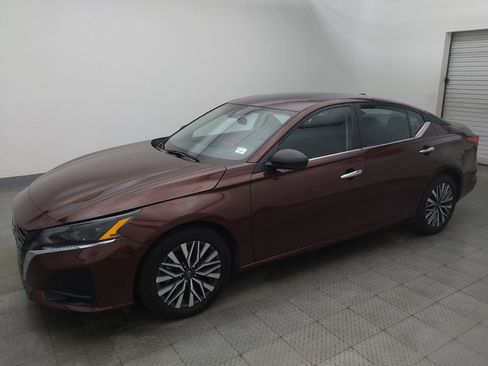 Used 2025 Nissan Altima 2.5 SV FWD image 2
