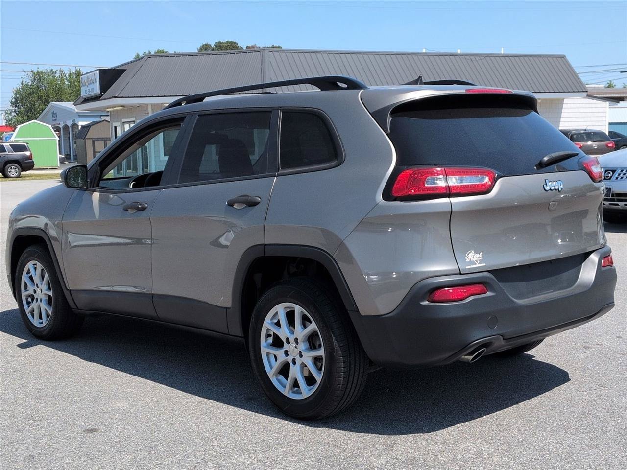 Used 2017 Jeep Cherokee Sport FWD image 5