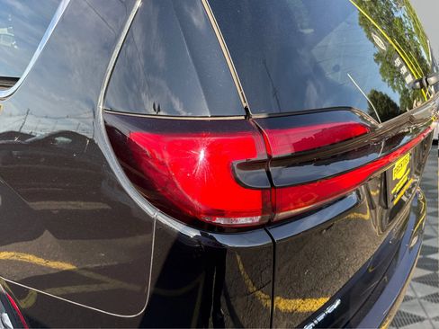 Used 2023 Chrysler Pacifica Touring-L FWD image 26