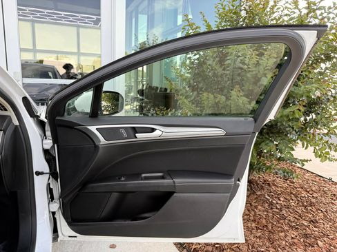 Used 2019 Ford Fusion SE FWD image 19
